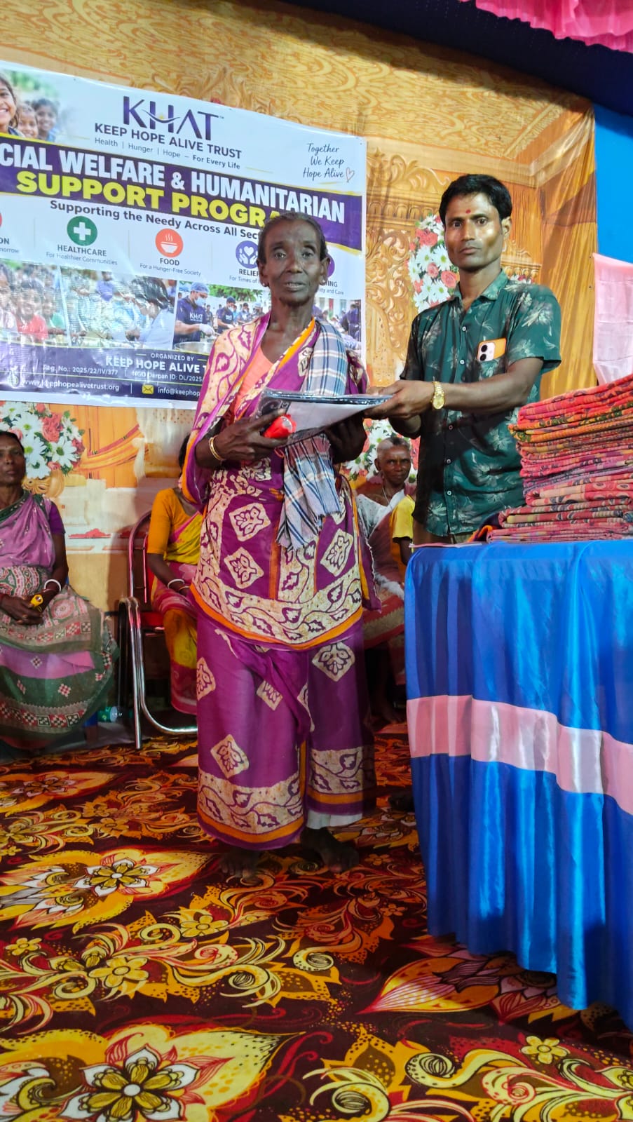 On the occasion of Durga Puja, we distributed clothes to underprivileged Adivasi families in Dantan. Keep Hope Alive Trust (KHAT) sincerely thanks Matribhumi Sangha for their support. 🙏  #DurgaPuja #ClothingDistribution #AdivasiCommunity #Dantan #KHAT