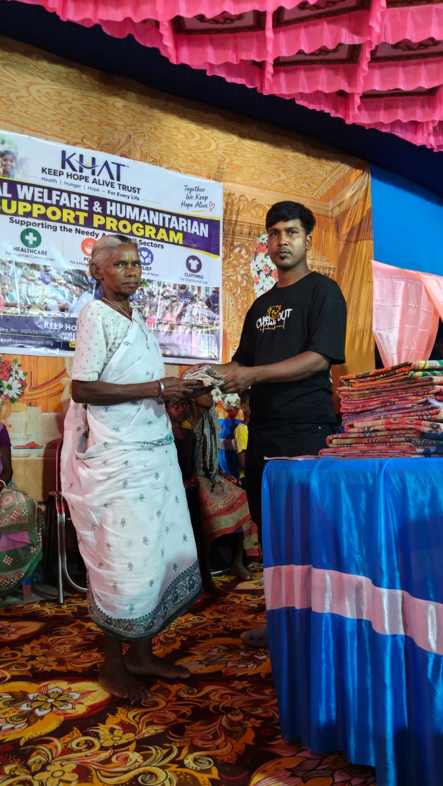 On the occasion of Durga Puja, we distributed clothes to underprivileged Adivasi families in Dantan. Keep Hope Alive Trust (KHAT) sincerely thanks Matribhumi Sangha for their support. 🙏  #DurgaPuja #ClothingDistribution #AdivasiCommunity #Dantan #KHAT