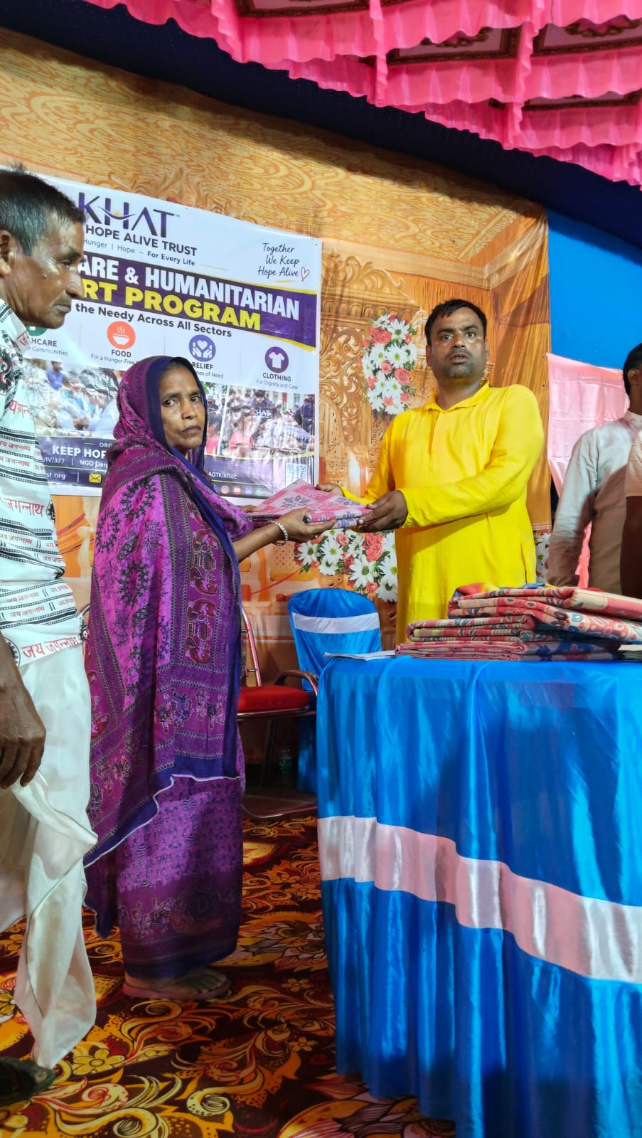 On the occasion of Durga Puja, we distributed clothes to underprivileged Adivasi families in Dantan. Keep Hope Alive Trust (KHAT) sincerely thanks Matribhumi Sangha for their support. 🙏  #DurgaPuja #ClothingDistribution #AdivasiCommunity #Dantan #KHAT