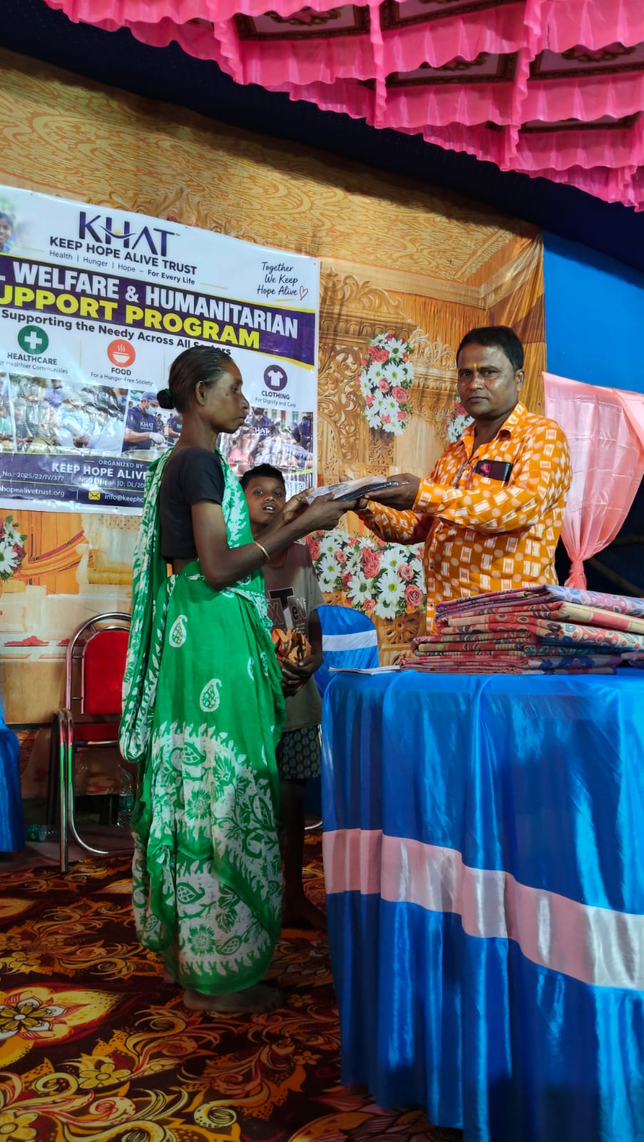 On the occasion of Durga Puja, we distributed clothes to underprivileged Adivasi families in Dantan. Keep Hope Alive Trust (KHAT) sincerely thanks Matribhumi Sangha for their support. 🙏  #DurgaPuja #ClothingDistribution #AdivasiCommunity #Dantan #KHAT