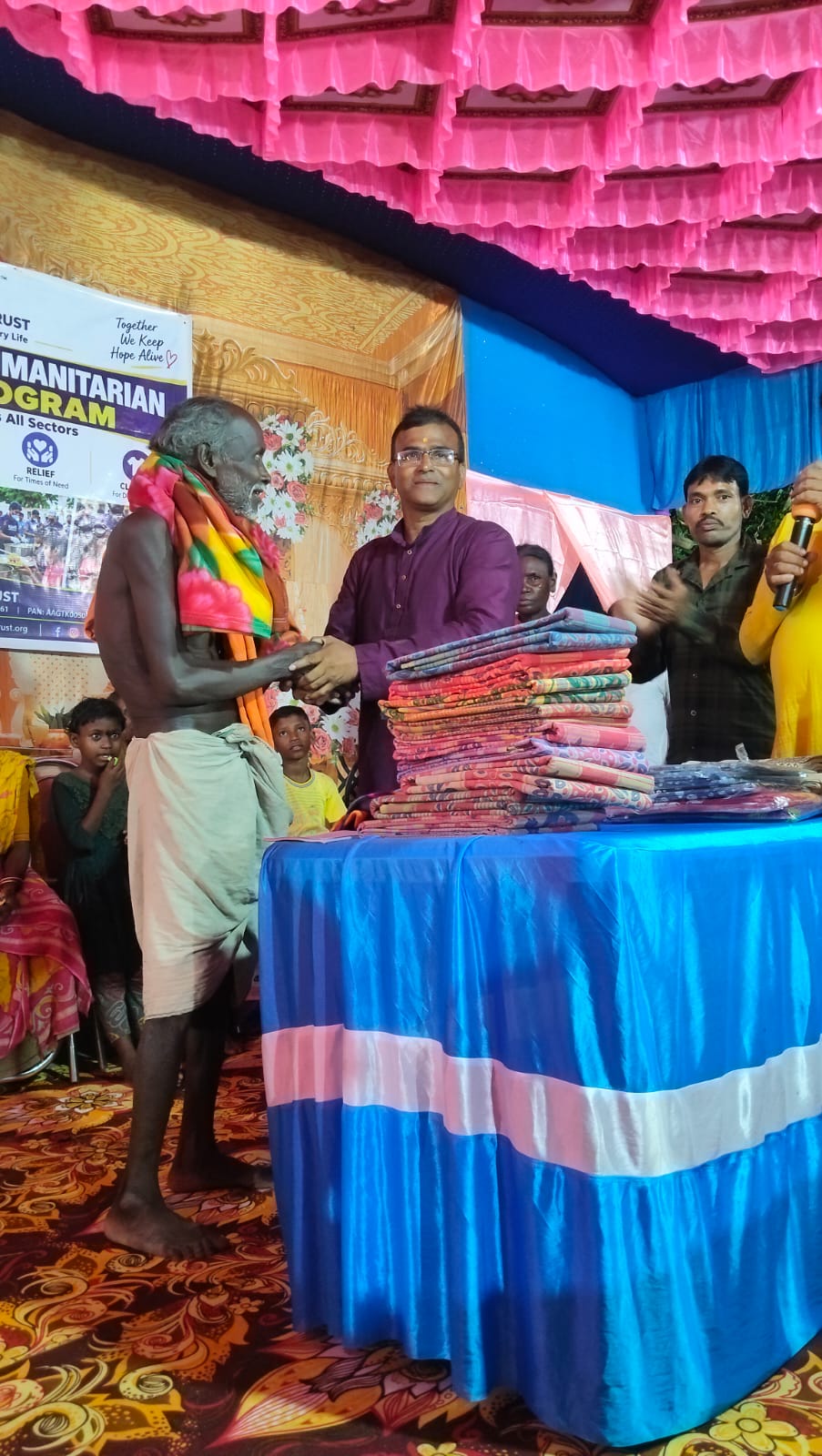 On the occasion of Durga Puja, we distributed clothes to underprivileged Adivasi families in Dantan. Keep Hope Alive Trust (KHAT) sincerely thanks Matribhumi Sangha for their support. 🙏  #DurgaPuja #ClothingDistribution #AdivasiCommunity #Dantan #KHAT