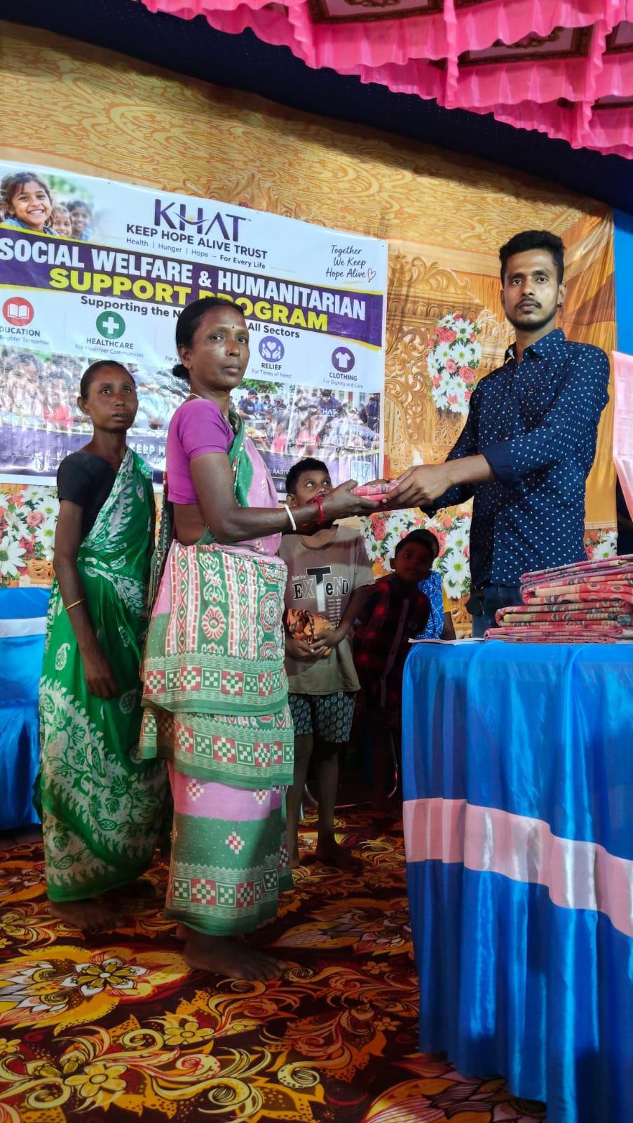 On the occasion of Durga Puja, we distributed clothes to underprivileged Adivasi families in Dantan. Keep Hope Alive Trust (KHAT) sincerely thanks Matribhumi Sangha for their support. 🙏  #DurgaPuja #ClothingDistribution #AdivasiCommunity #Dantan #KHAT