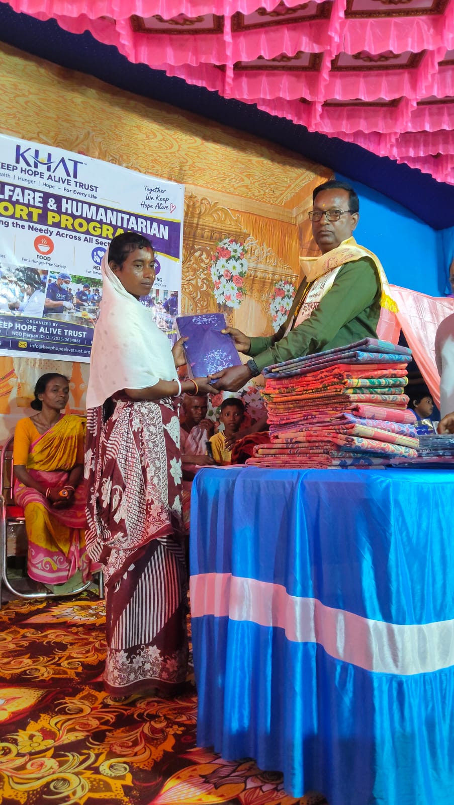 On the occasion of Durga Puja, we distributed clothes to underprivileged Adivasi families in Dantan. Keep Hope Alive Trust (KHAT) sincerely thanks Matribhumi Sangha for their support. 🙏  #DurgaPuja #ClothingDistribution #AdivasiCommunity #Dantan #KHAT