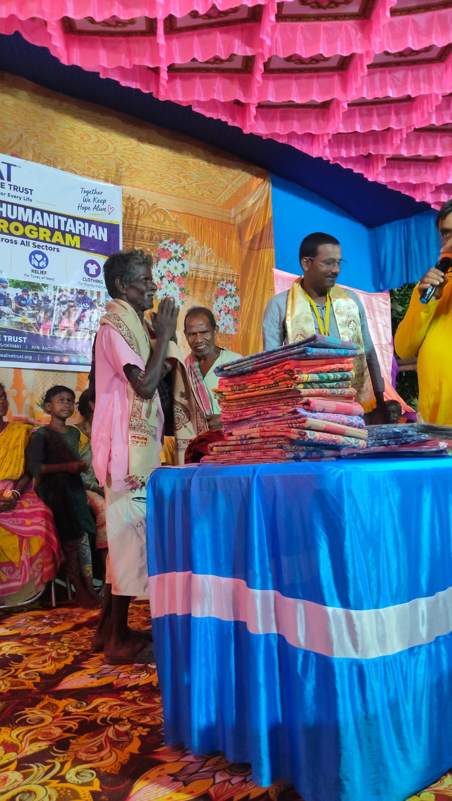 On the occasion of Durga Puja, we distributed clothes to underprivileged Adivasi families in Dantan. Keep Hope Alive Trust (KHAT) sincerely thanks Matribhumi Sangha for their support. 🙏  #DurgaPuja #ClothingDistribution #AdivasiCommunity #Dantan #KHAT