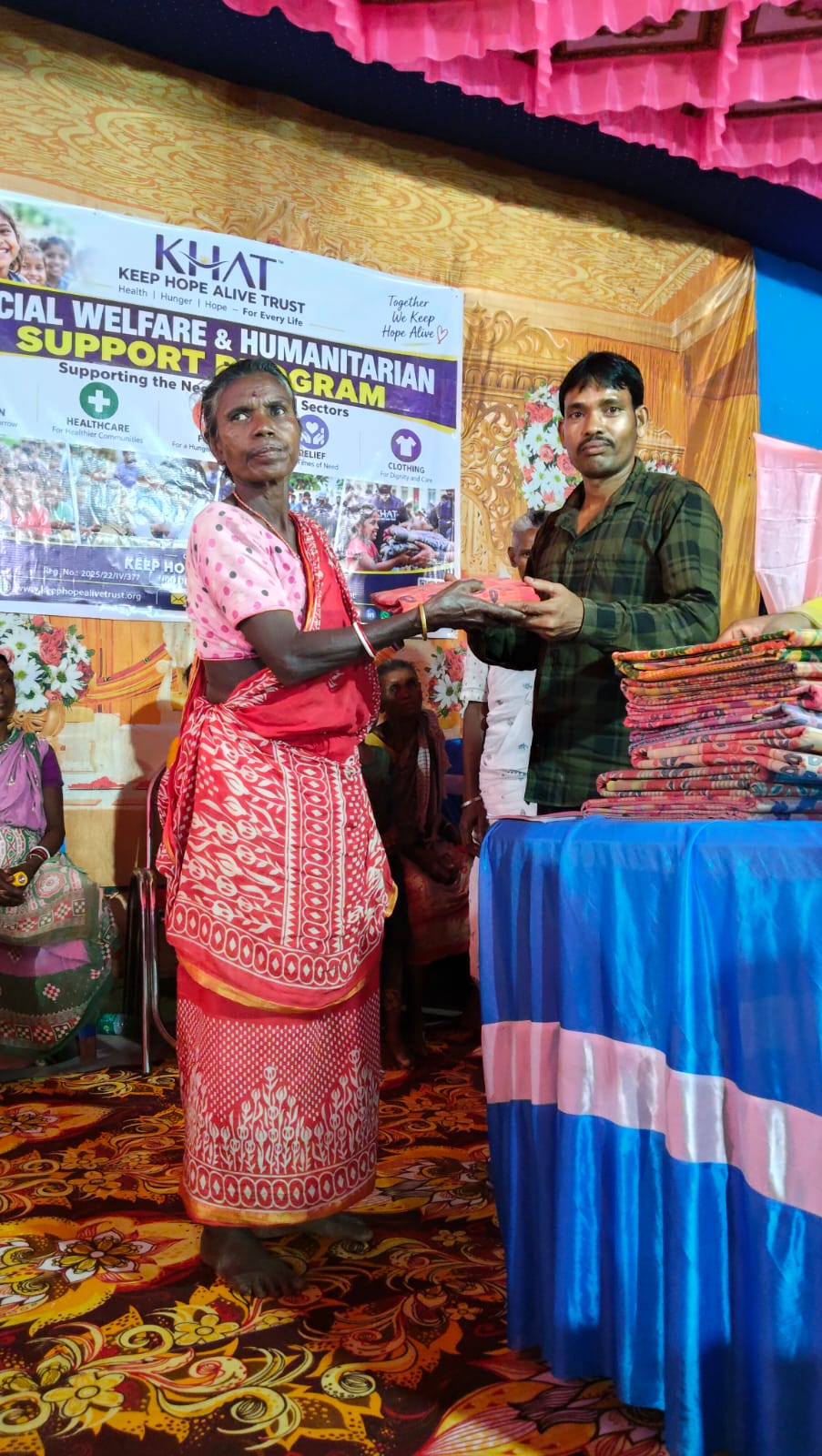 On the occasion of Durga Puja, we distributed clothes to underprivileged Adivasi families in Dantan. Keep Hope Alive Trust (KHAT) sincerely thanks Matribhumi Sangha for their support. 🙏  #DurgaPuja #ClothingDistribution #AdivasiCommunity #Dantan #KHAT