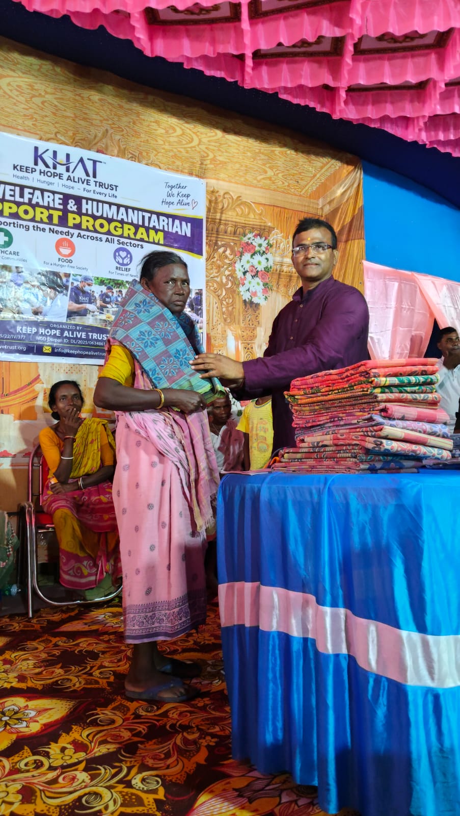 On the occasion of Durga Puja, we distributed clothes to underprivileged Adivasi families in Dantan. Keep Hope Alive Trust (KHAT) sincerely thanks Matribhumi Sangha for their support. 🙏  #DurgaPuja #ClothingDistribution #AdivasiCommunity #Dantan #KHAT