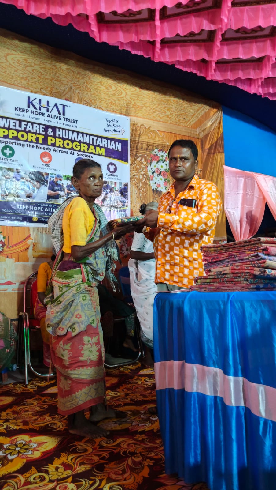 On the occasion of Durga Puja, we distributed clothes to underprivileged Adivasi families in Dantan. Keep Hope Alive Trust (KHAT) sincerely thanks Matribhumi Sangha for their support. 🙏  #DurgaPuja #ClothingDistribution #AdivasiCommunity #Dantan #KHAT