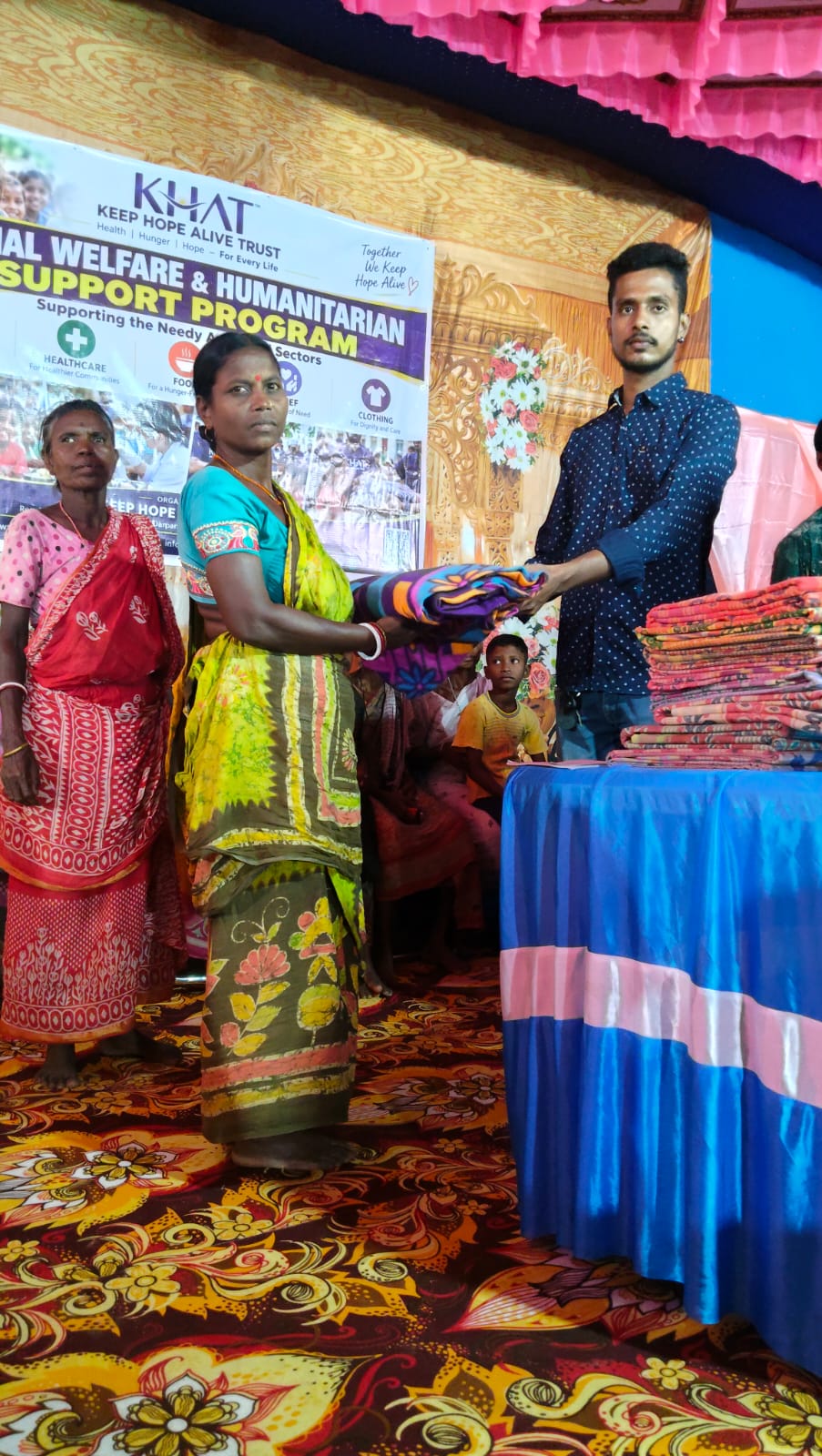 On the occasion of Durga Puja, we distributed clothes to underprivileged Adivasi families in Dantan. Keep Hope Alive Trust (KHAT) sincerely thanks Matribhumi Sangha for their support. 🙏  #DurgaPuja #ClothingDistribution #AdivasiCommunity #Dantan #KHAT