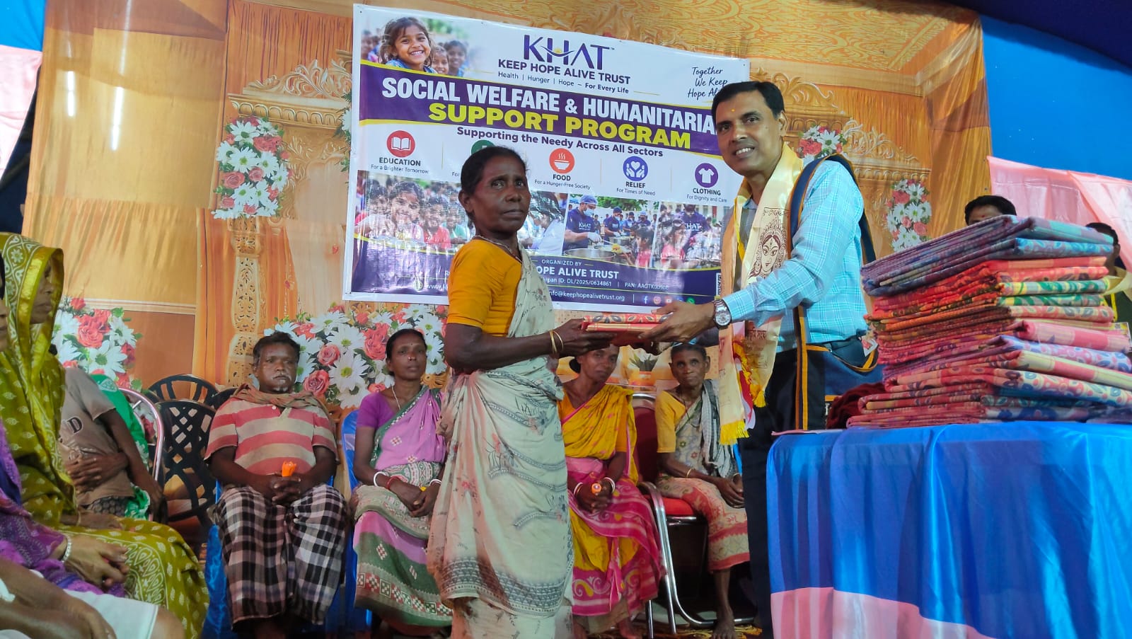 On the occasion of Durga Puja, we distributed clothes to underprivileged Adivasi families in Dantan. Keep Hope Alive Trust (KHAT) sincerely thanks Matribhumi Sangha for their support. 🙏  #DurgaPuja #ClothingDistribution #AdivasiCommunity #Dantan #KHAT